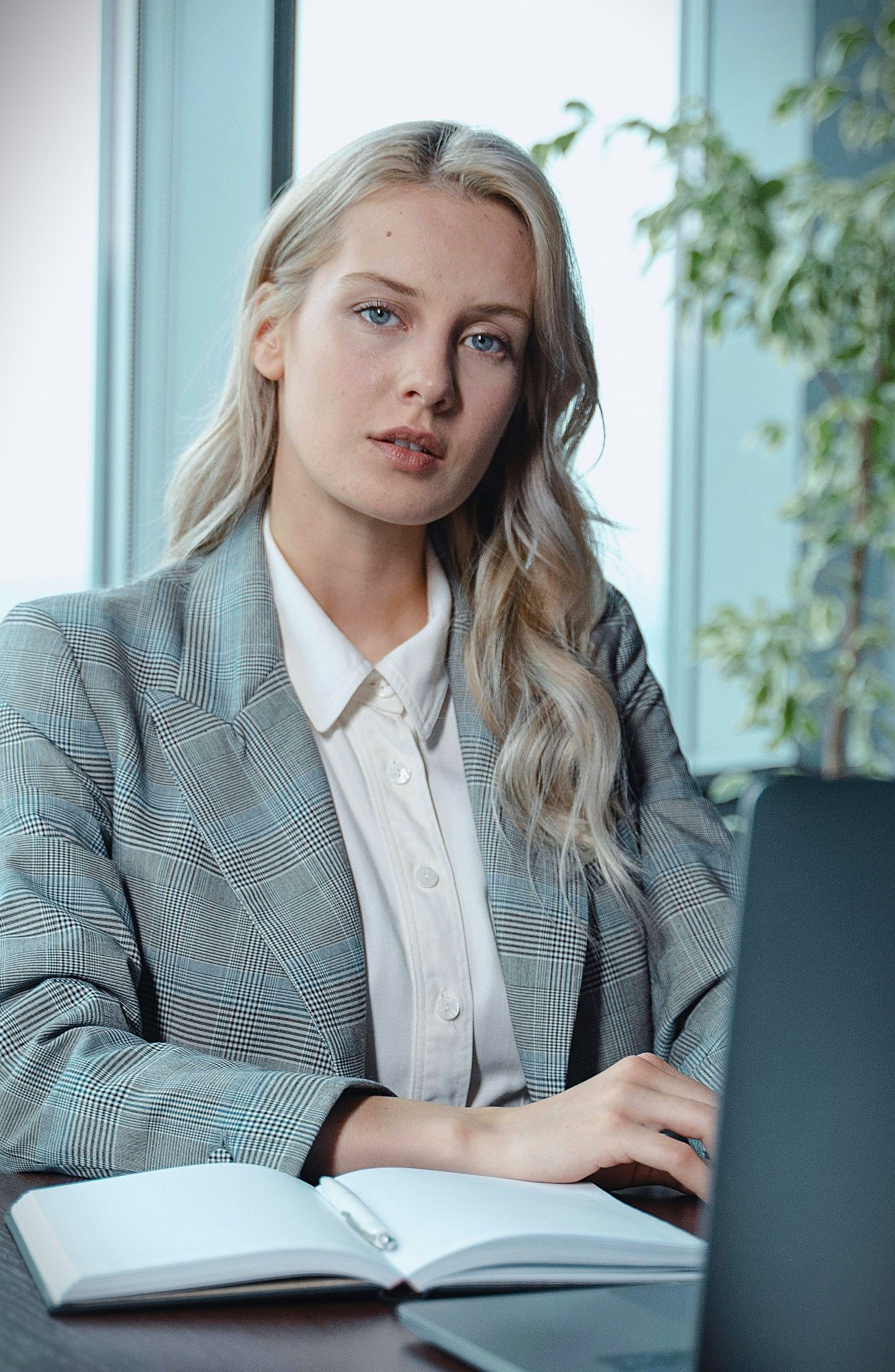 Mulher estudando investimentos